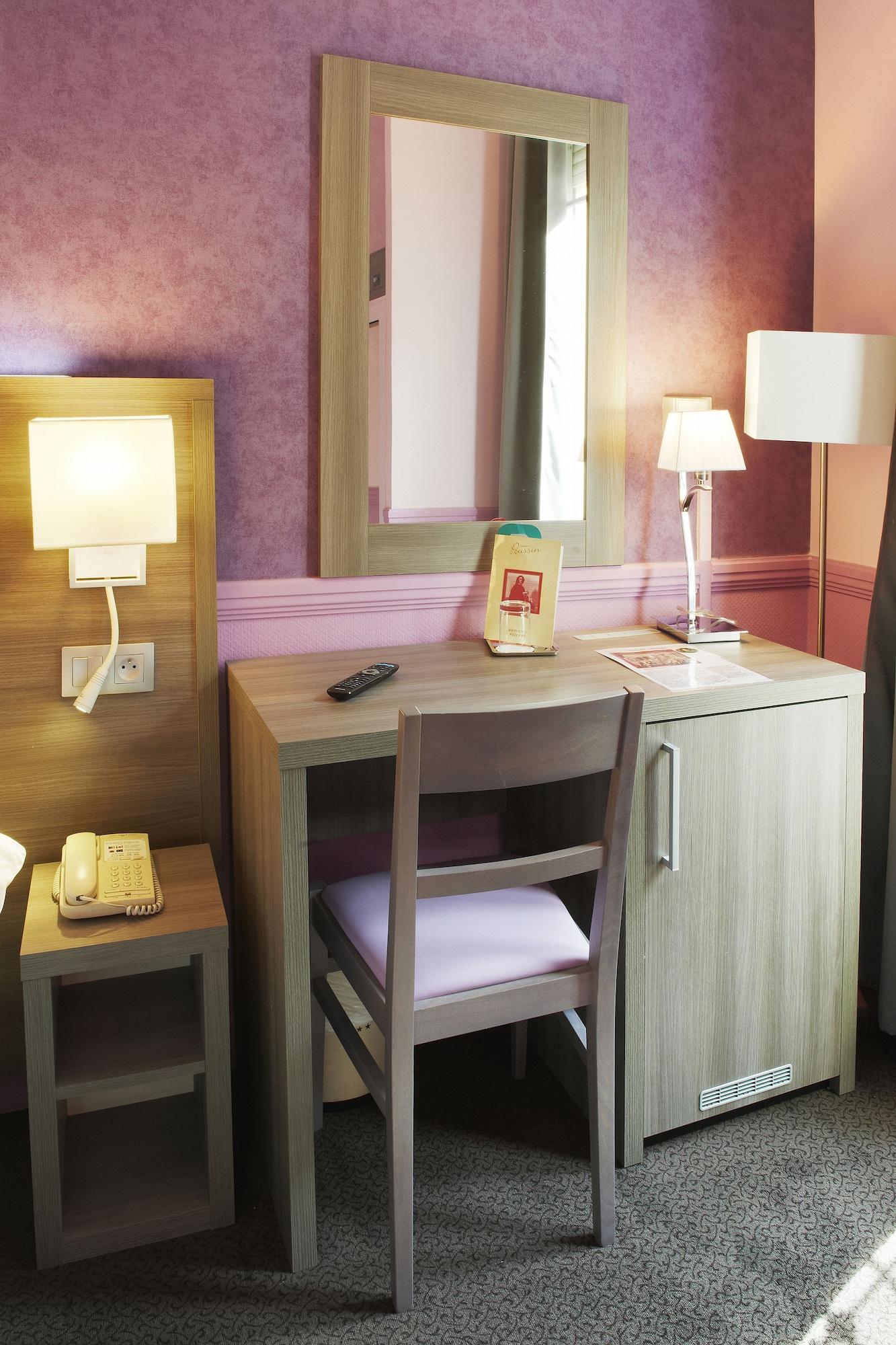 Hotel Poussin Paris Luaran gambar